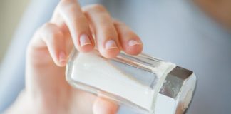 Dieta baja en sodio: beneficios, listas de alimentos, riesgos y más