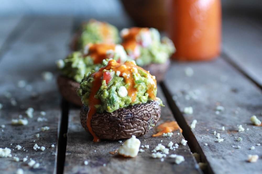 Champiñones rellenos de aguacate
