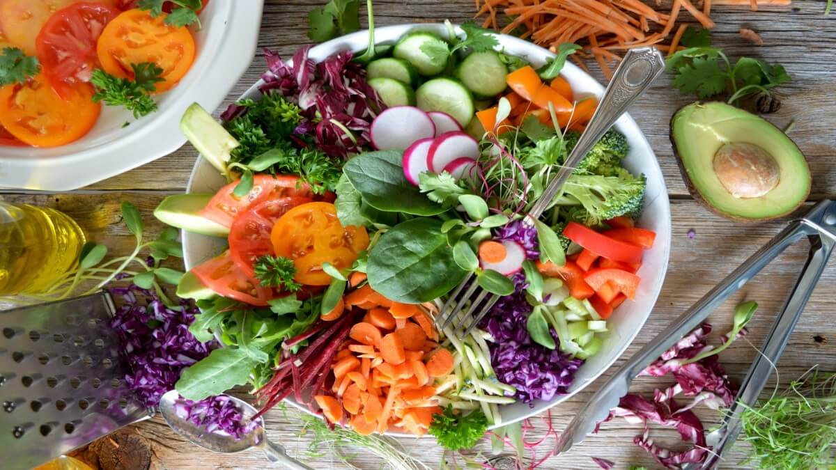 3 Ensaladas gustosa y saludables que podrás preparar de manera fácil 3 tasty and healthy salads that you can prepare easily