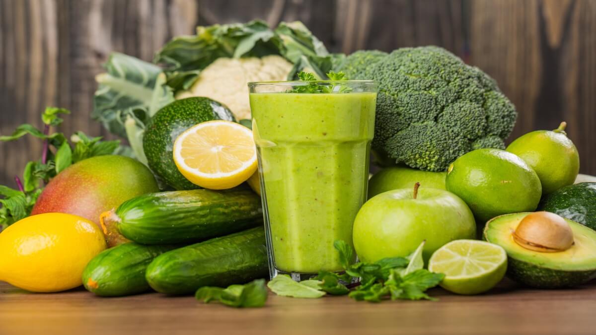 4 Jugos verdes con vitaminas y nutrientes para desayunar que te mantendrán sano y saludablen 4 Green juices with vitamins and nutrients for breakfast that will keep you healthy and healthy