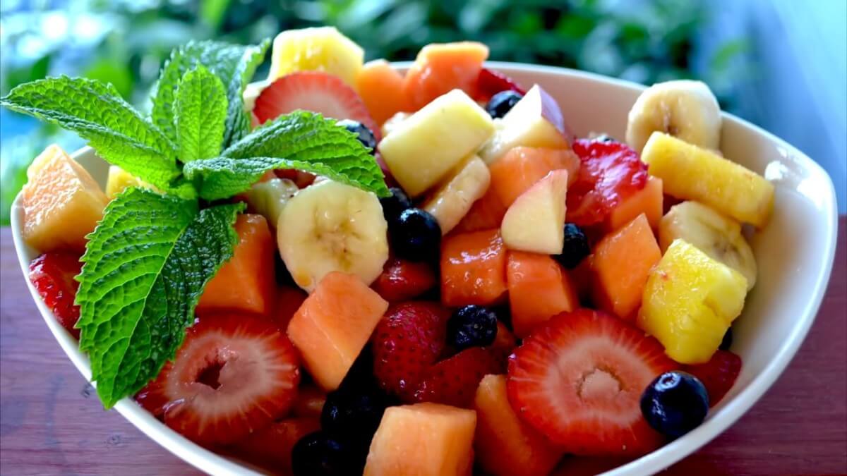 4 Recetas de ensaladas elaboradas con frutas totalmente saludables 4 Recipes of salads made with totally healthy fruits