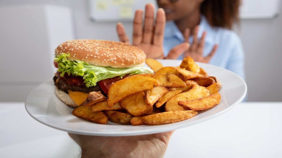 Algunos alimentos que deben evitarse para mantener un cutis limpio Algunos alimentos que deben evitarse para mantener un cutis limpio Some foods to avoid to maintain a clean complexion