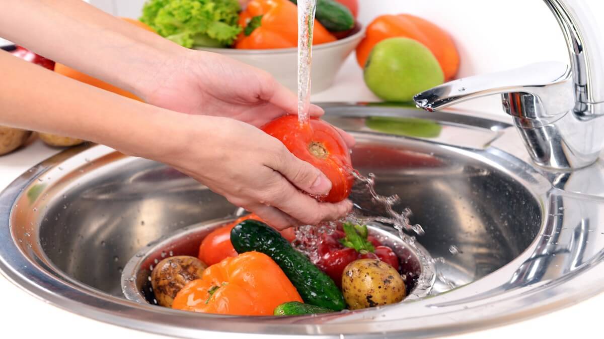 Enfermedades que puedes adquirir por consumir frutas y alimentos sin lavar Diseases that you can acquire from consuming fruits and unwashed food